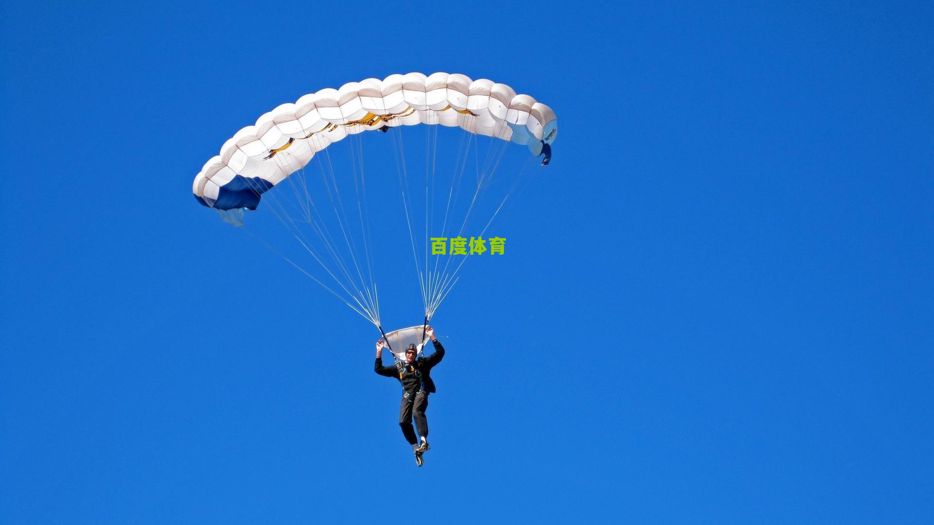 百度体育NBA-詹姆斯赛前展现多重角色，从骚扰浓眉到拥抱未来之星